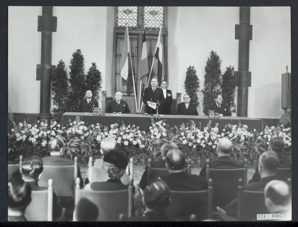 Benelux conferentie te Den Haag. Toespraak van Drees. Vlnr. Larock, Bech, Drees,, Bestanddeelnr 121-0407