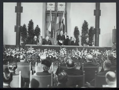 Benelux conferentie te Den Haag. Toespraak van Drees. Vlnr. Larock, Bech, Drees,, Bestanddeelnr 121-0407