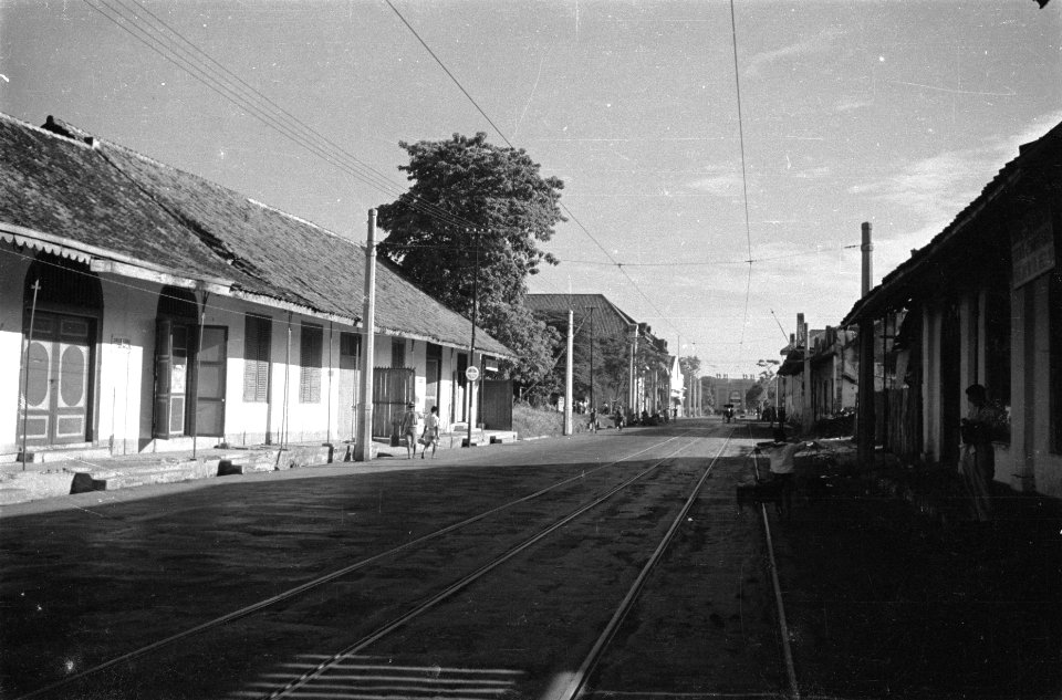 Benedenstad Batavia. Prinsenstraat met tramrails. In de verte de stadspoort, Bestanddeelnr 512-1-1