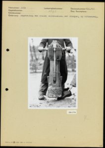Beproeving met een stamper van stalen neuzen van werkschoenen op een bitumenweg, Bestanddeelnr 256-1774