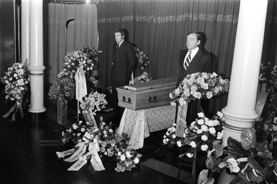 Beppy Nooy senior overleden, kist in theater Carré, links een kleinzoon en recht, Bestanddeelnr 928-7387