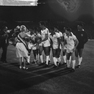 Benfica tegen Feijenoord. Miss Bril 1963 reikt aan de spelers bloemen uit, Bestanddeelnr 915-1385