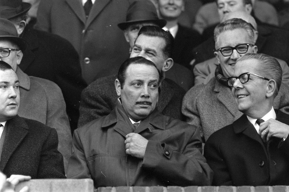 Benfica-trainer Otto Gloria (l) op tribune bij NAC tegen Ajax, Bestanddeelnr 922-0081
