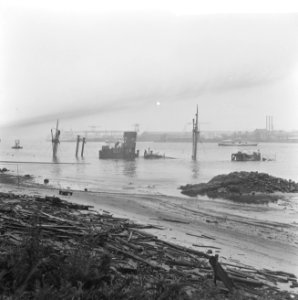 Berging Eilbek te Rotterdam, alleen de hoge stukken van het schip steken boven h, Bestanddeelnr 916-6322