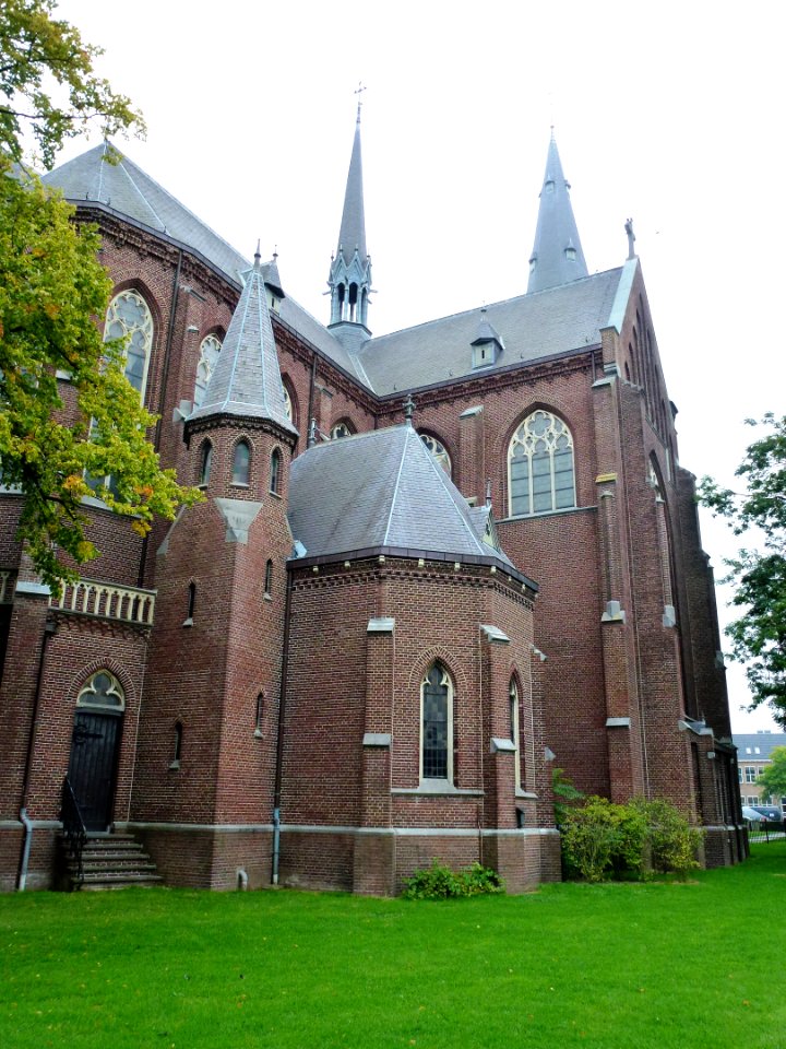 Berghem (Oss, NL) St.Willibrorduskerk exterieur 02
