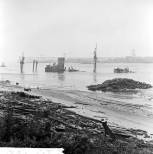 Berging Eilbek te Rotterdam, alleen de hoge stukken van het schip steken boven h, Bestanddeelnr 916-6319