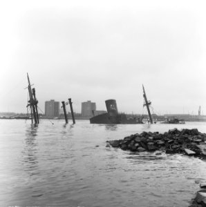 Berging Eilbek te Rotterdam, alleen de hoge stukken van het schip steken boven h, Bestanddeelnr 916-6323