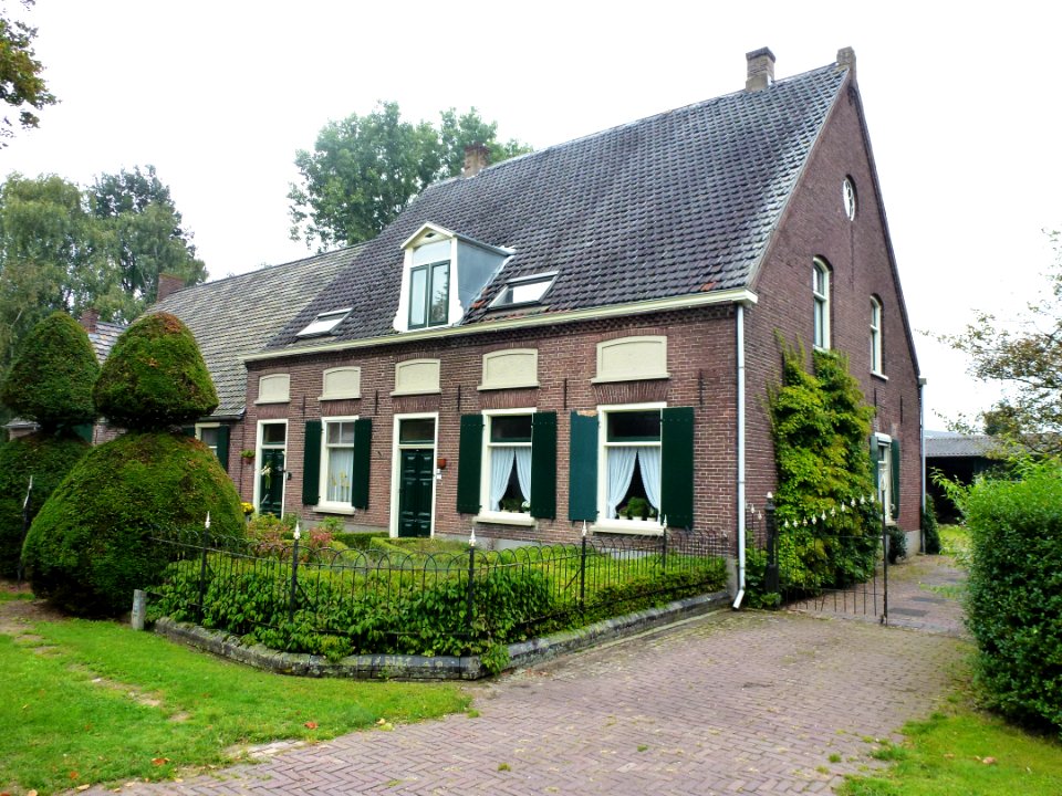 Berghem (Oss, NL) Burg.v.Erpstraat 68 opzij rechts met voor