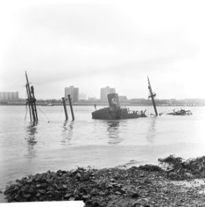 Berging Eilbek te Rotterdam, alleen de hoge stukken van het schip steken boven h, Bestanddeelnr 916-6320