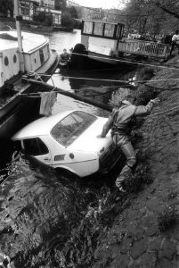 Berging van een te water geraakte auto in de Nassaukade te Amsterdam, Bestanddeelnr 932-6088