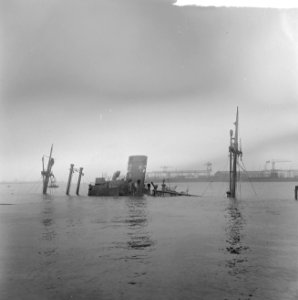 Berging Eilbek te Rotterdam, alleen de hoge stukken van het schip steken boven h, Bestanddeelnr 916-6321