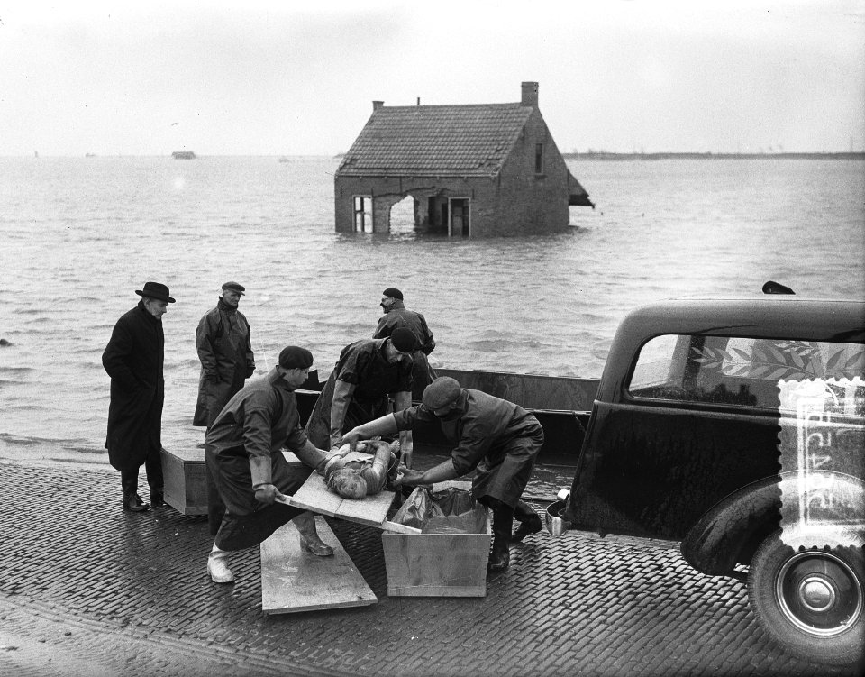 Berging van een slachtoffer van de Watersnoodramp op de Oude Polderdijk (Stenend, Bestanddeelnr 905-6455