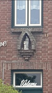 Berghem-Gerardusbeeldje in gevel Verlorenkostweg 1 (4)