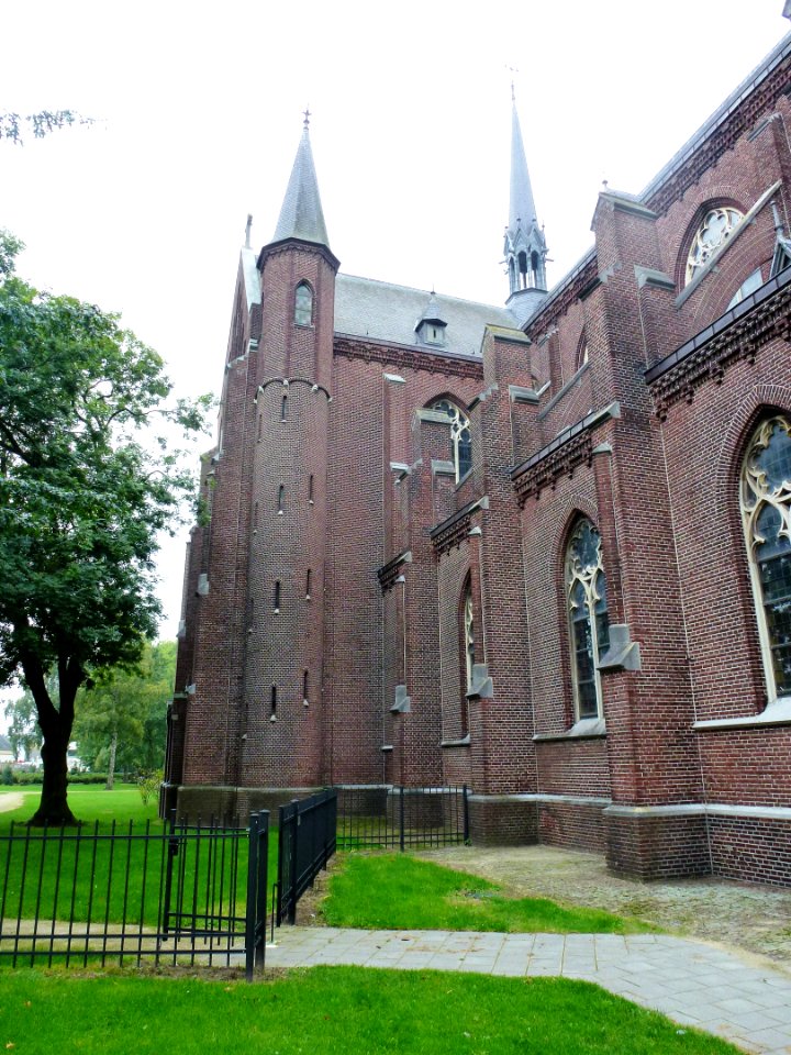 Berghem (Oss, NL) St.Willibrorduskerk exterieur 07
