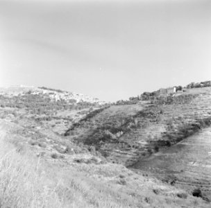 Berglandschap met op de linker top een Tegart fort, Bestanddeelnr 255-0173