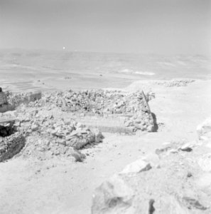 Berglandschap met op de voorgrond resten van de oude stad Avdat, Bestanddeelnr 255-3308