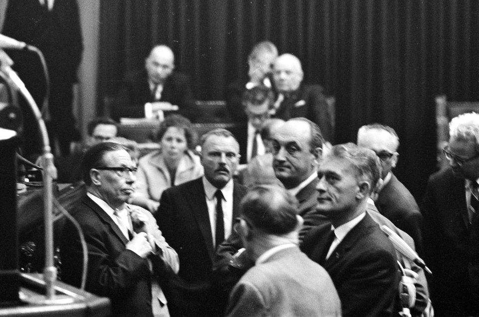 Beraadslaging van enkele leden van de Tweede Kamer met in het midden Cees Berkh…, Bestanddeelnr 919-6734