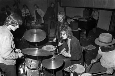 Bennie Groen vestigt nieuw wereldrecord drummen in Paradiso te Amsterdam uitgevl, Bestanddeelnr 921-7830