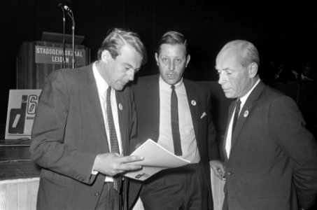 Beraad van de partijtop, vlnr. Hans van Mierlo, Van Lookeren Campagne en J.M. Br, Bestanddeelnr 921-6742