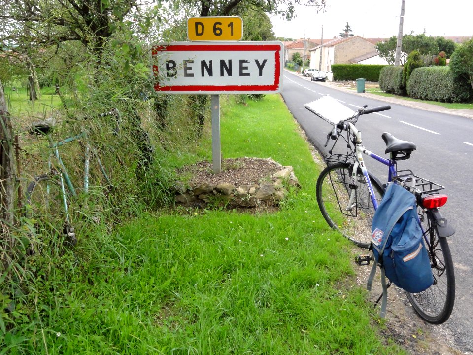 Benney (M-et-M) city limit sign with bicycles