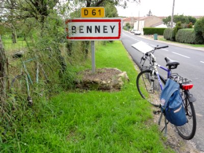 Benney (M-et-M) city limit sign with bicycles