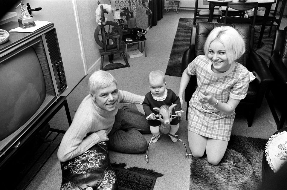 Bent Schmidt Hansen (Deense voetballer van PSV) met echtgenote en kind, thuis te, Bestanddeelnr 922-9979
