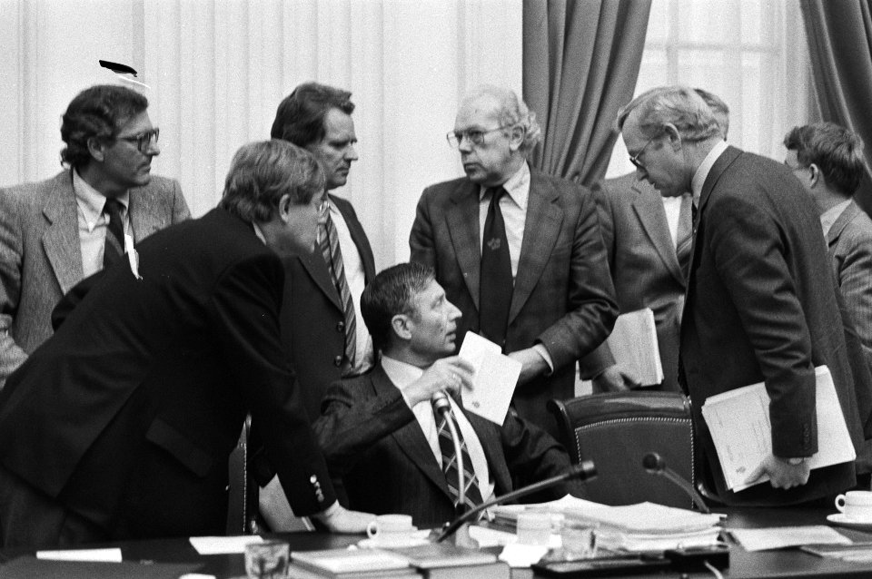 Beraad na een schorsing v.l.n.r. minister Wiegel (Binnenlanse Zaken), staatssec, Bestanddeelnr 930-4849