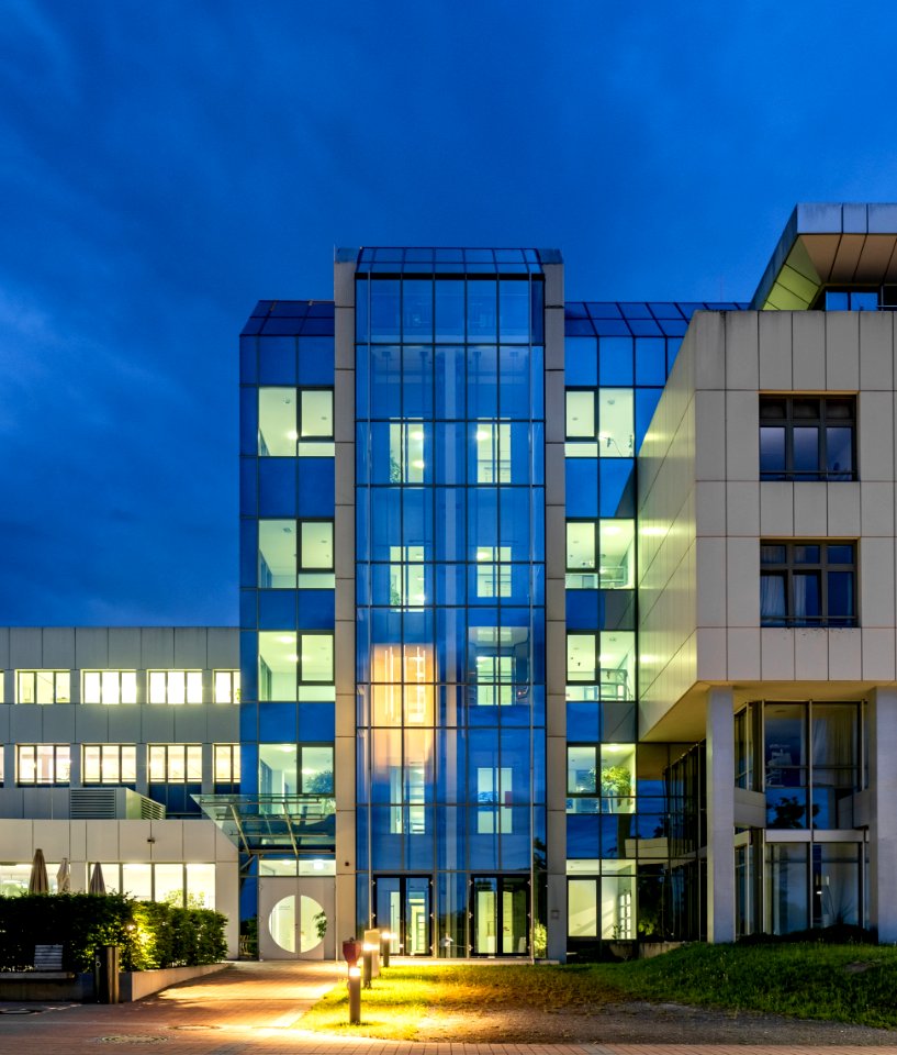 BG in Tübingen zur blauen Stunde mit fahrendem Aufzug