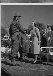 Bezoek van prinses Juliana aan Suriname (1943) Prinses Juliana feliciteert een , Bestanddeelnr 935-1510