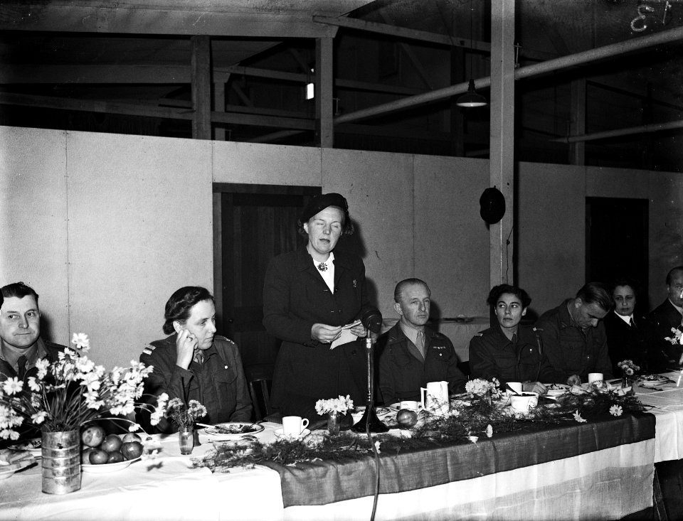 Bezoek van prinses Juliana aan het recent opgerichte Vrouwen Hulp Korps. Prinses, Bestanddeelnr 935-2615