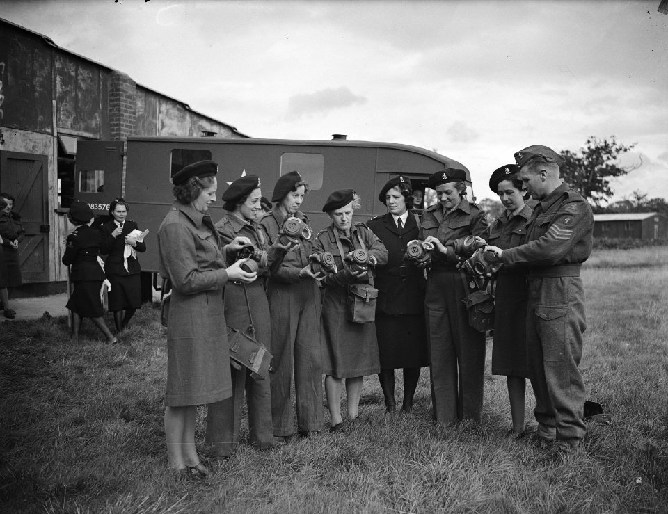 Bezoek van prinses Juliana aan het recent opgerichte Vrouwen Hulp Korps. Vrijwil, Bestanddeelnr 935-2623