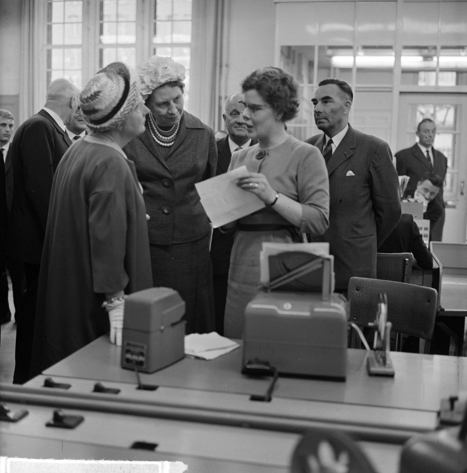 Bezoek van koningin Juliana aan Staatsbedrijf der PTT in Rotterdam, Bestanddeelnr 915-1012