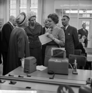 Bezoek van koningin Juliana aan Staatsbedrijf der PTT in Rotterdam, Bestanddeelnr 915-1012