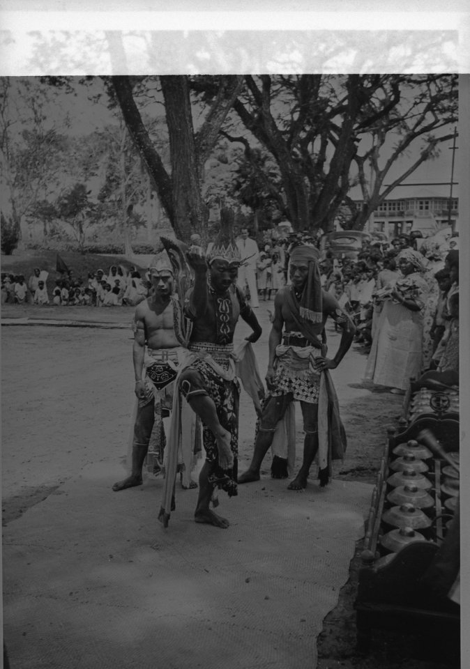 Bezoek van prinses Juliana aan Suriname (1943). Javaanse dansers geven een voors…, Bestanddeelnr 935-1504