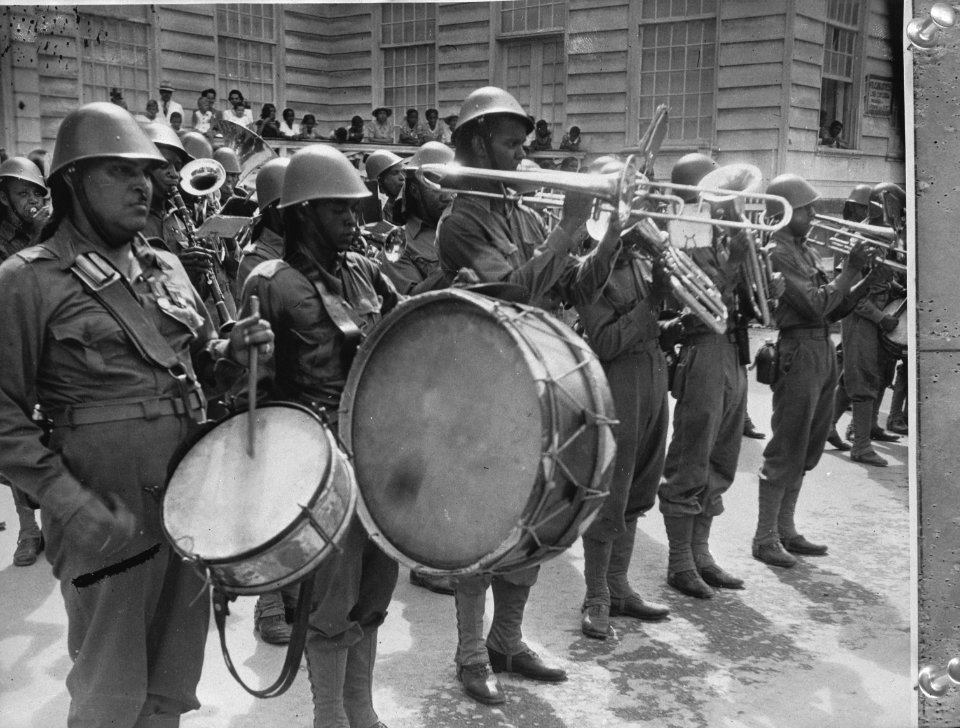 Bezoek van prinses Juliana aan Suriname. Militaire muziekkapel tijdens een defil…, Bestanddeelnr 935-1493