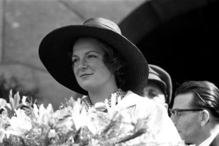 Bezoek van Prinses Irene aan Noord-Brabant Prinses Irene met zonnehoed, Bestanddeelnr 912-5398