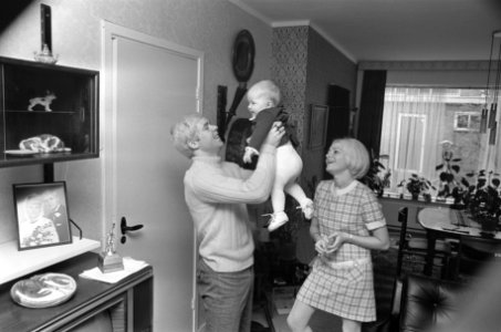 Bent Schmidt Hansen (Deense voetballer van PSV) met echtgenote en kind, thuis te, Bestanddeelnr 922-9981