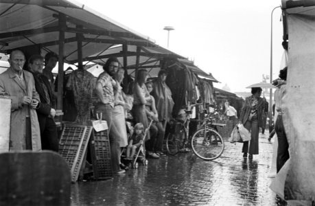 Bezoekers van de Waterloopleinmarkt schuilen voor de regen, Bestanddeelnr 928-0436