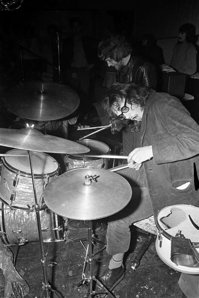 Bennie Groen vestigt nieuw wereldrecord drummen in Paradiso te Amsterdam Benie G, Bestanddeelnr 921-7825