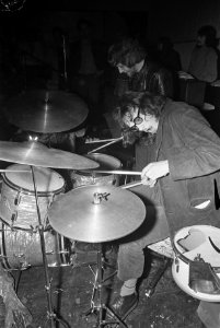 Bennie Groen vestigt nieuw wereldrecord drummen in Paradiso te Amsterdam Benie G, Bestanddeelnr 921-7825
