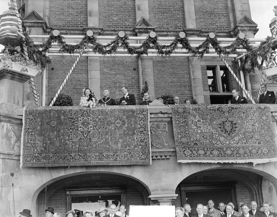 Bezoek van koningin Juliana en prins Bernhard aan Gelderland. Op balkon van stad, Bestanddeelnr 904-0685