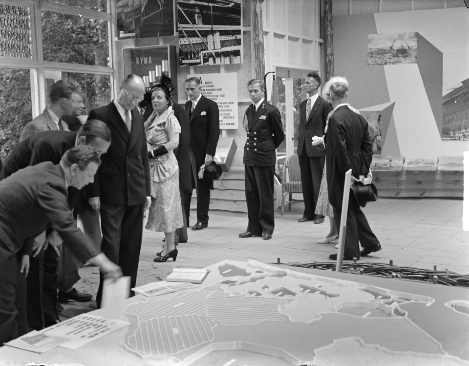 Bezoek van koningin Juliana en prins Bernhard aan Gelderland. Tentoonstelling Mi, Bestanddeelnr 904-0689
