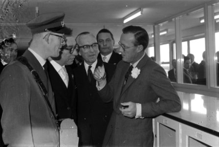 Bezoek van Z. K. H. Prins Bernhard aan Waddinxveen. Bezoek aan autobusondernemin, Bestanddeelnr 912-2873