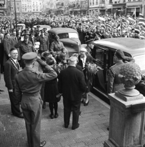 Bezoek van koningin Wilhelmina en prinses Juliana aan Breda. Ontvangst door waar, Bestanddeelnr 900-2740