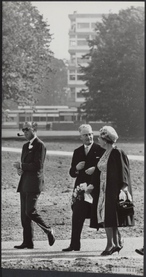 Bezoek van koningin Juliana en prins Bernhard aan de TH Twente. In het midden pr, Bestanddeelnr 015-0849