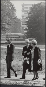 Bezoek van koningin Juliana en prins Bernhard aan de TH Twente. In het midden pr, Bestanddeelnr 015-0849