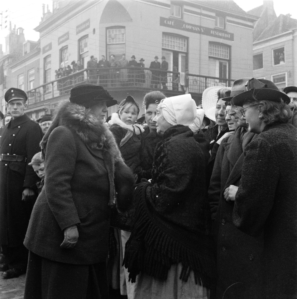 Bezoek van koningin Wilhelmina aan bevrijd Vlissingen. In gesprek met enkele vro, Bestanddeelnr 900-4055