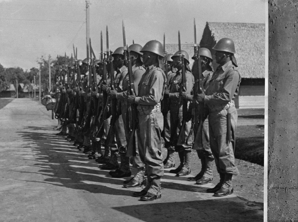 Bezoek van prinses Juliana aan Suriname (1943) Militaire erewacht, Bestanddeelnr 935-1507
