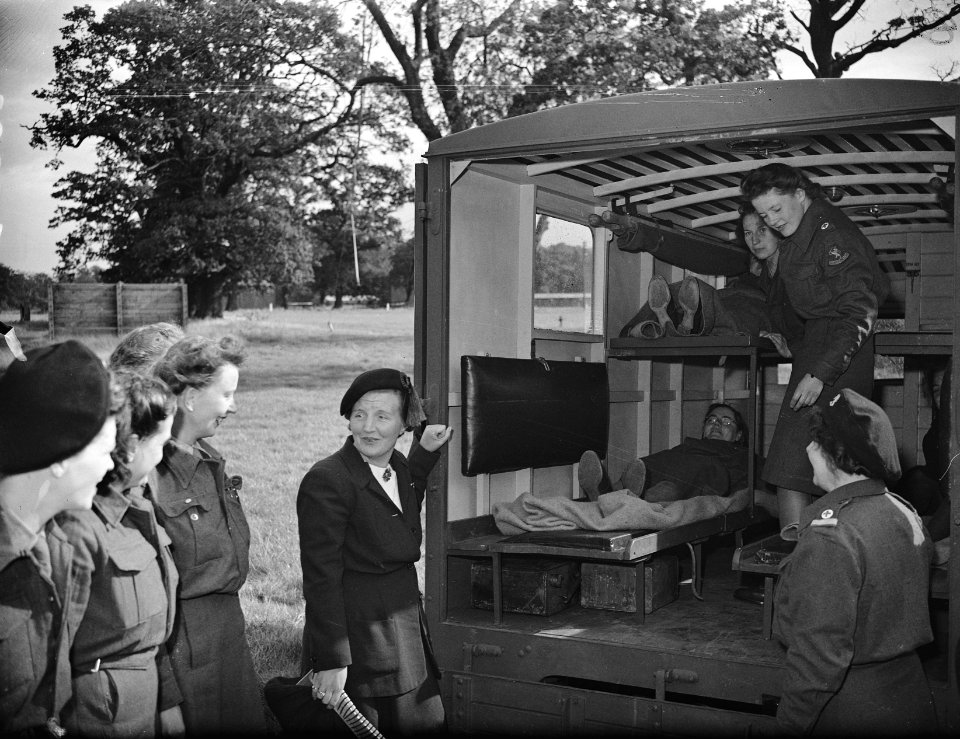 Bezoek van prinses Juliana aan het recent opgerichte Vrouwen Hulp Korps. Juliana, Bestanddeelnr 935-2622