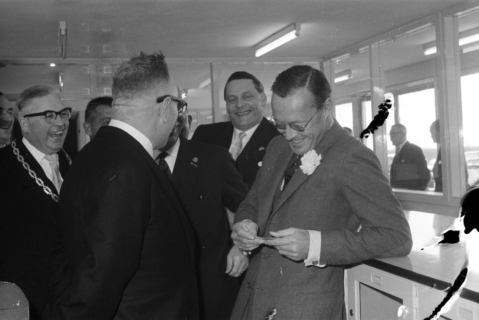 Bezoek van Z. K. H. Prins Bernhard te Waddinxveen. Bezoek aan autobusonderneming, Bestanddeelnr 912-2872